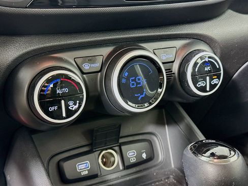 Used 2023 Hyundai Venue Limited image 16