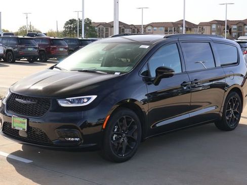 New 2026 Chrysler Pacifica Select w/ S Appearance Package FWD image 3