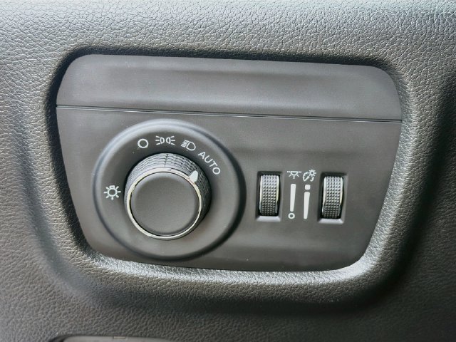 Used 2024 Jeep Grand Cherokee Altitude AWD/4WD image 11