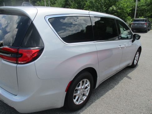 Used 2026 Chrysler Pacifica Select FWD image 4