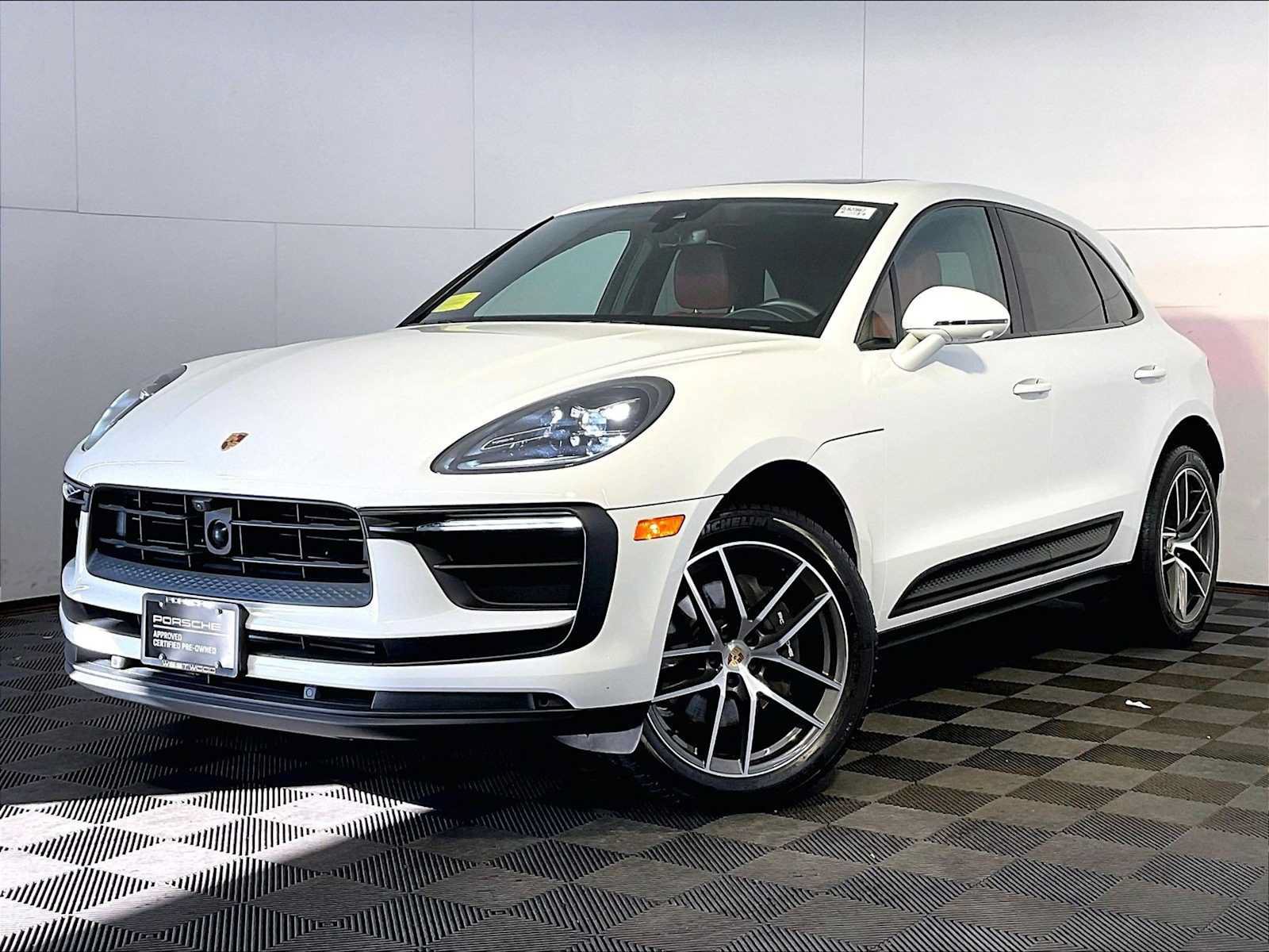 Used 2024 Porsche Macan AWD/4WD image 1