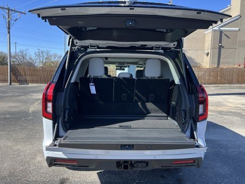 New 2025 Ford Expedition Active image 16