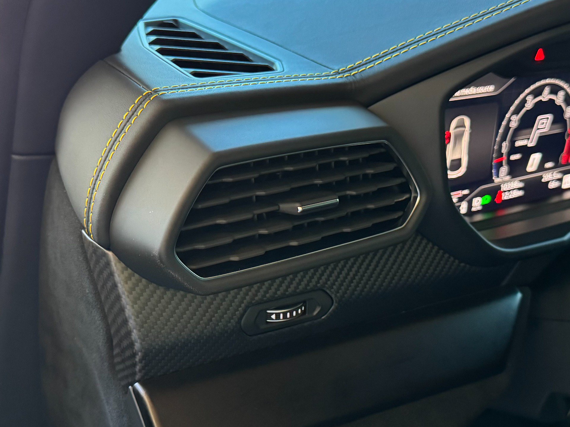 Used 2024 Lamborghini Urus Performante AWD/4WD image 17
