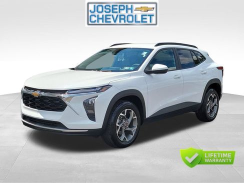 Used 2025 Chevrolet Trax LT FWD image 2