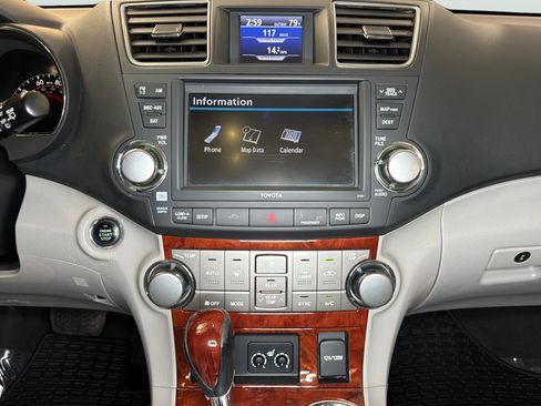 Used 2012 Toyota Highlander Limited w/ Tow Pkg AWD/4WD image 16