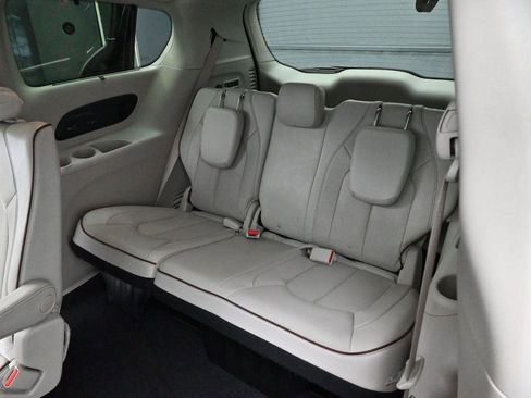 Used 2020 Chrysler Pacifica Limited FWD image 33