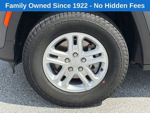 Used 2025 Jeep Grand Cherokee Laredo w/ Trailer Tow Package AWD/4WD image 11