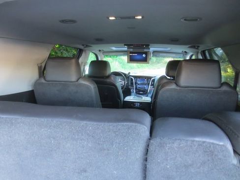 Used 2015 Cadillac Escalade Luxury image 11