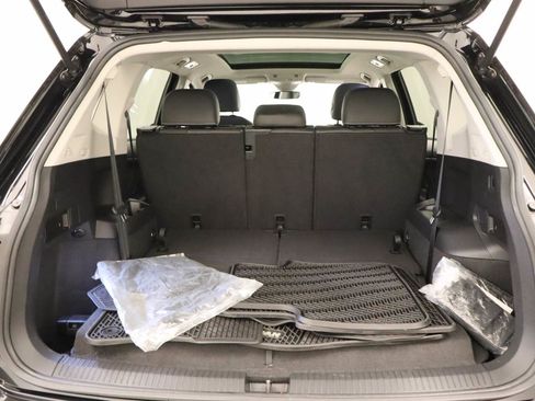 Used 2023 Volkswagen Tiguan SE w/ Panoramic Sunroof Package FWD image 19