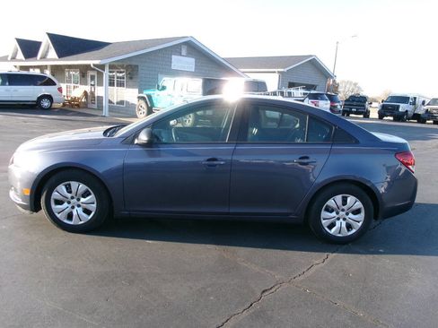 Used 2014 Chevrolet Cruze LS image 9