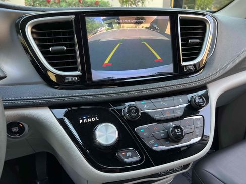 Used 2023 Chrysler Pacifica Touring-L image 45