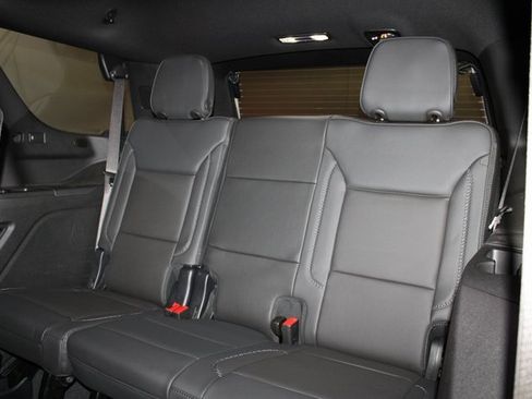 Used 2025 GMC Yukon Denali w/ Advanced Technology Package image 12