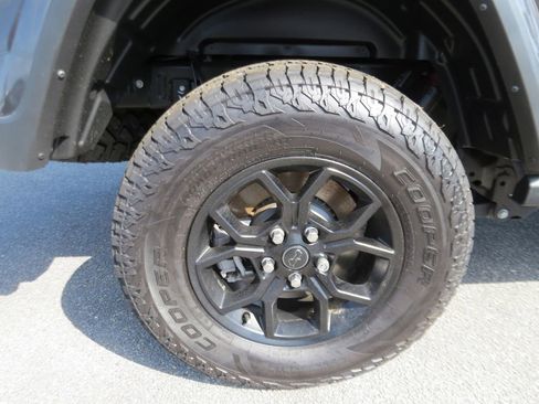 Used 2024 Jeep Gladiator Sport image 13