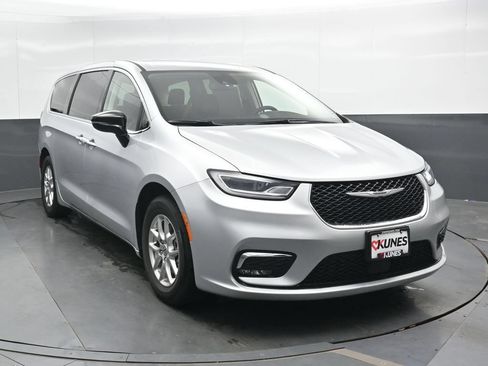 Used 2024 Chrysler Pacifica Touring-L FWD image 4