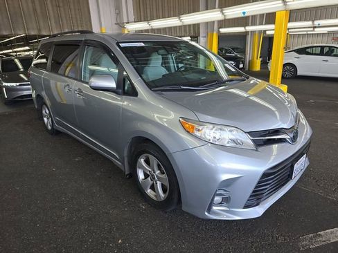 Used 2020 Toyota Sienna LE w/ LE Preferred Package FWD image 2