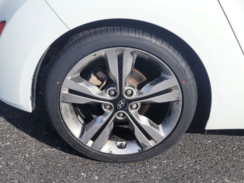 Used 2017 Hyundai Veloster Value Edition image 9