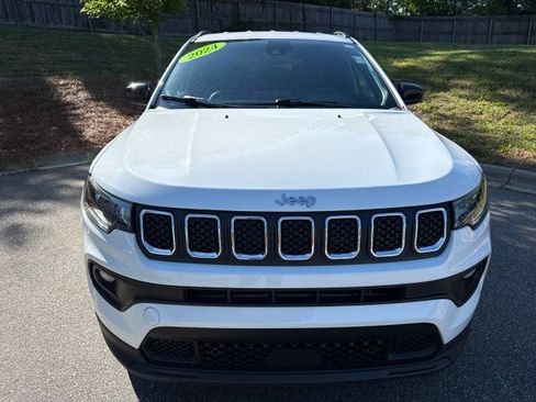Used 2024 Jeep Compass Latitude AWD/4WD image 2