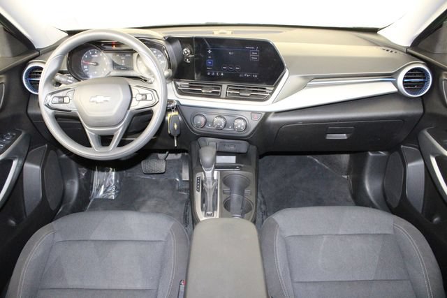 Used 2025 Chevrolet Trax LS w/ LS Convenience Package FWD image 12