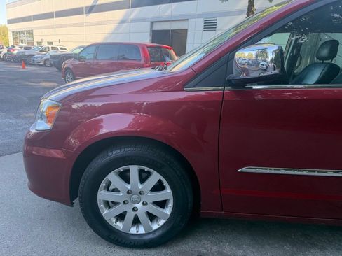 Used 2012 Chrysler Town & Country Touring-L w/ Driver Convenience Group FWD image 8