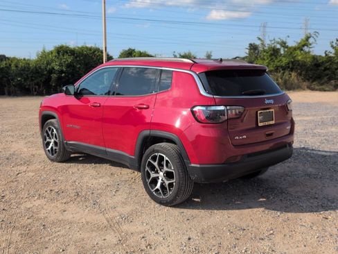 Used 2024 Jeep Compass Latitude AWD/4WD image 3
