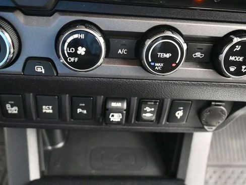 Used 2018 Toyota Tacoma TRD Sport w/ Technology Package image 22