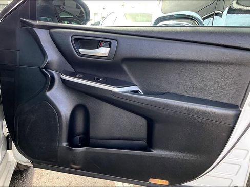 Used 2015 Toyota Camry SE w/ Moonroof Package image 23