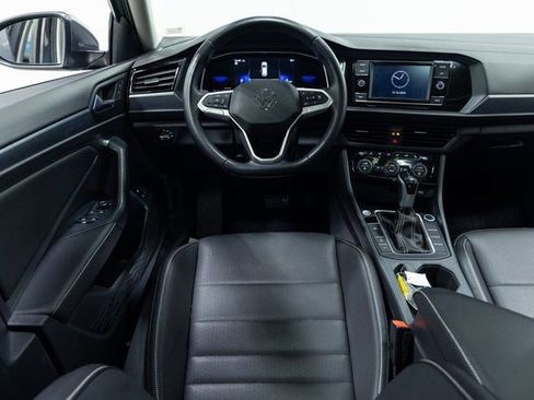 Used 2024 Volkswagen Jetta SE image 3