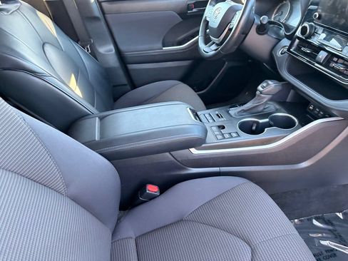 Used 2024 Toyota Highlander LE AWD/4WD image 12