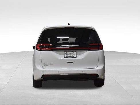 Certified 2025 Chrysler Pacifica Select image 8
