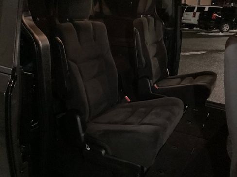 Used 2017 Dodge Grand Caravan SE image 6