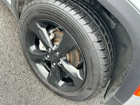 Used 2023 Jeep Grand Cherokee Limited w/ Black Appearance Package image 13