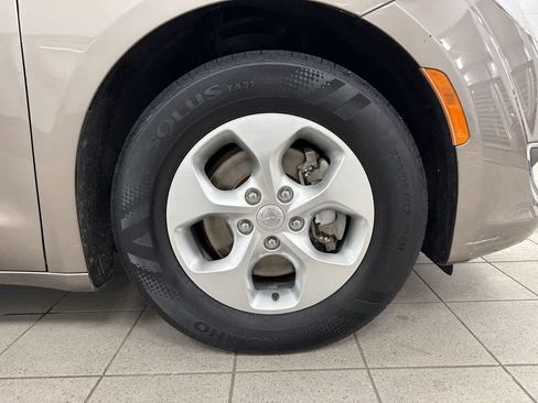 Used 2017 Chrysler Pacifica Touring-L Plus FWD image 10