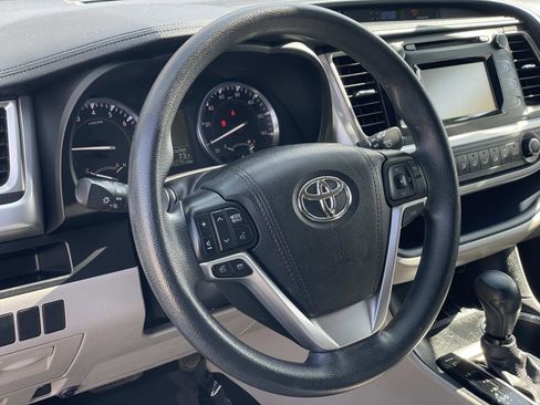 Used 2016 Toyota Highlander LE image 3
