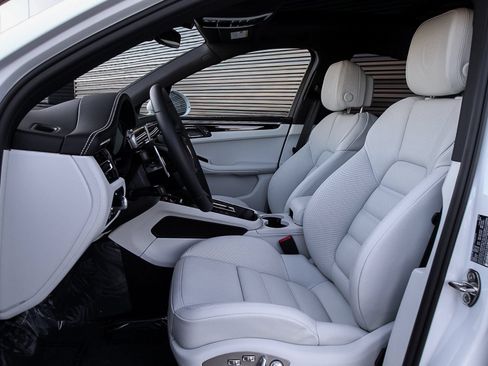 Certified 2023 Porsche Macan Turbo AWD/4WD image 5