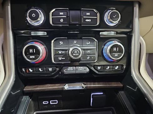 Used 2023 GMC Yukon XL Denali w/ Advanced Technology Package image 27