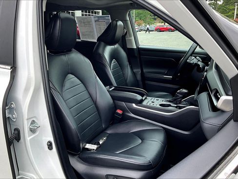 Used 2023 Toyota Highlander XLE AWD/4WD image 7