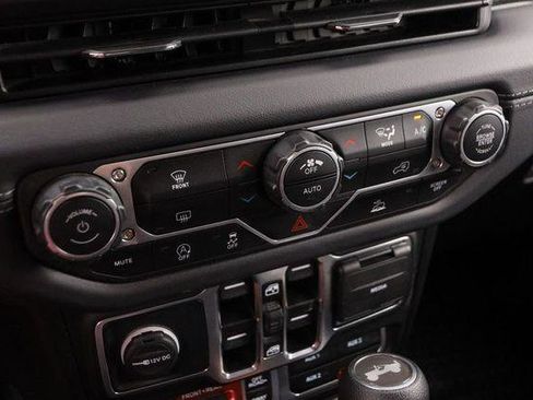 Used 2025 Jeep Wrangler Unlimited Rubicon AWD/4WD image 18