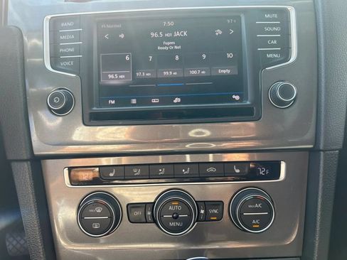 Used 2016 Volkswagen e-Golf SE w/ DC Fast Charging Package FWD image 23