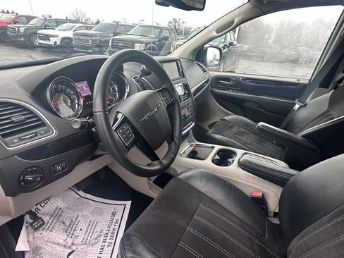 Used 2016 Chrysler Town & Country Limited image 13