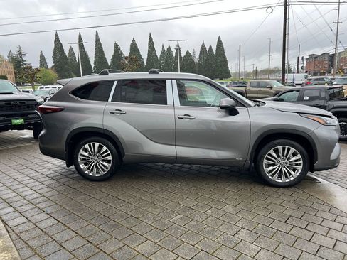 New 2026 Toyota Highlander Platinum image 6