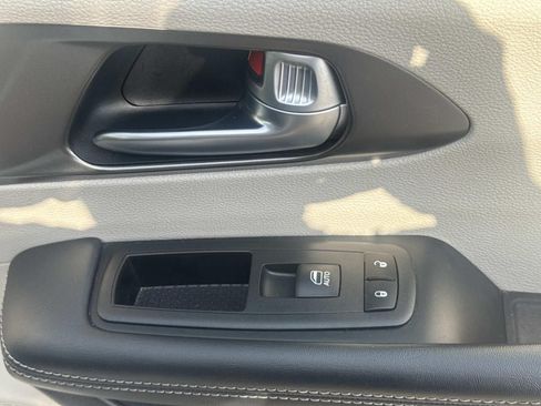 Used 2024 Chrysler Pacifica Touring-L FWD image 16