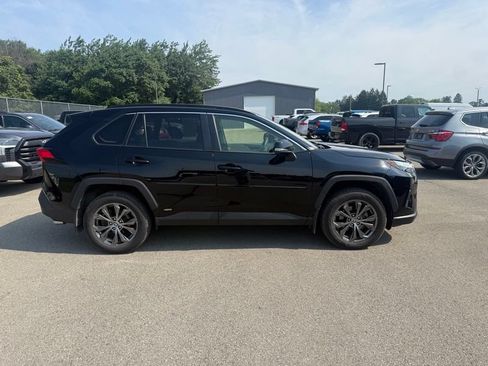 Used 2022 Toyota RAV4 XLE Premium AWD/4WD image 5