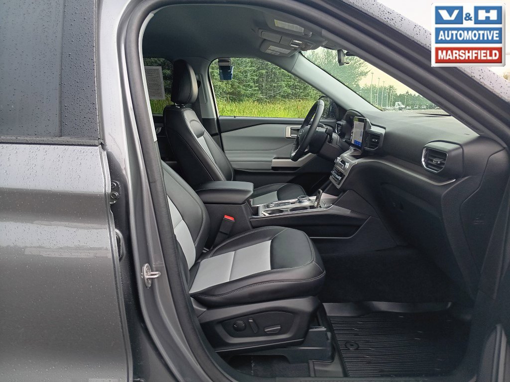 Used 2024 Ford Explorer XLT w/ Equipment Group 202A AWD/4WD image 16
