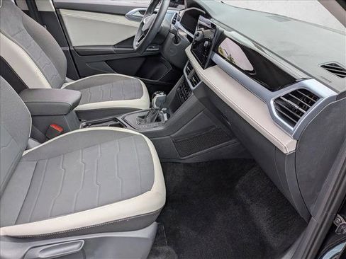 Used 2025 Volkswagen Taos SE w/ Panoramic Sunroof Package FWD image 19