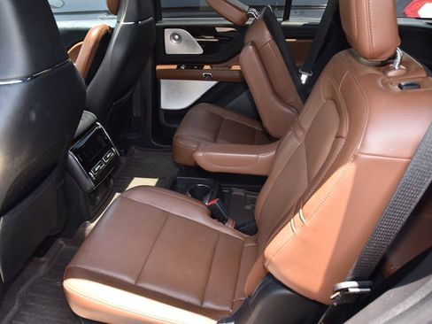 Used 2021 Lincoln Aviator Reserve w/ Equipment Group 202A AWD/4WD image 11