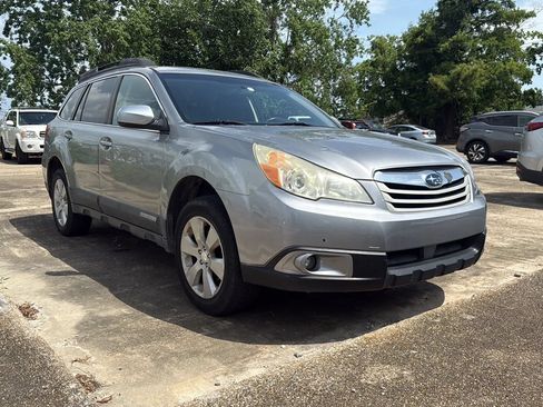 Used 2010 Subaru Outback 2.5i Premium AWD/4WD image 2
