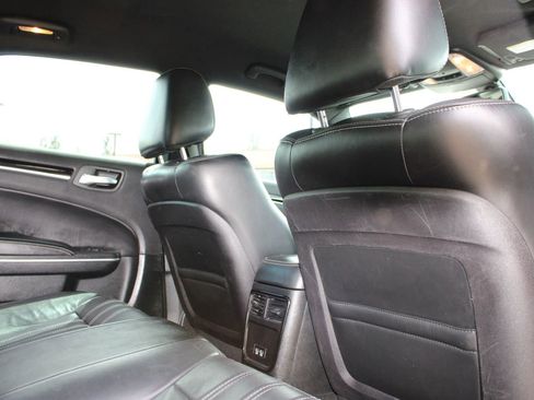 Used 2018 Chrysler 300 S image 10