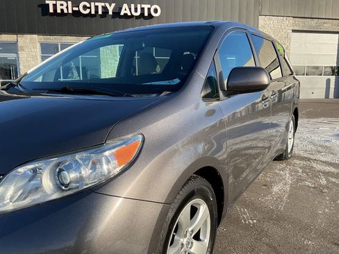 Used 2015 Toyota Sienna LE image 2