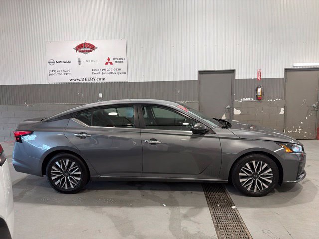 Used 2024 Nissan Altima 2.5 SV FWD image 2