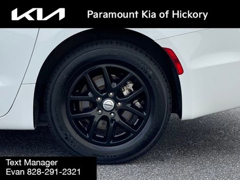 Used 2024 Chrysler Pacifica Touring-L image 2